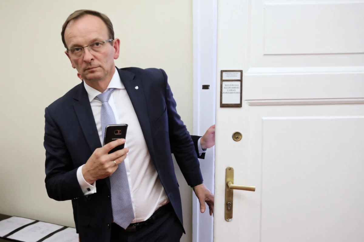 Pochodzący z Podsarnia na Orawie poseł PiS Edward Siarka został zakażony koronawirusem. Przebywa w Szpitalu Uniwersyteckim w Krakowie – powiedziała Aleksandra Antolak-Rust z biura posła Siarki.