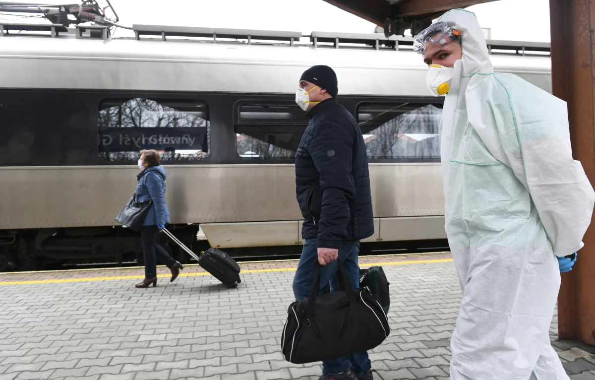 W styczniu rząd dostał notatkę Agencji Wywiadu, że zagrożenie koronawirusem z Chin jest poważne i należy się przygotować na kryzys. Dlaczego ją zignorował? - czytamy w poniedziałkowej "Gazecie Wyborczej".