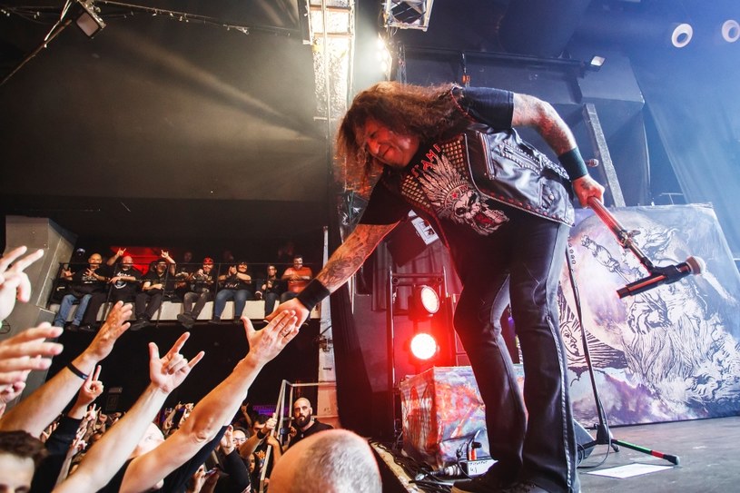 Wokalista thrashmetalowej grupy Testament ogłosił, że zdiagnozowano u niego koronawirusa. Poza Chuckiem Billym pozytywny test na wirus SARS-CoV-2 wywołujący chorobę COVID-19 przeszła także jego żona Tiffany oraz kilku członków ekipy technicznej.
