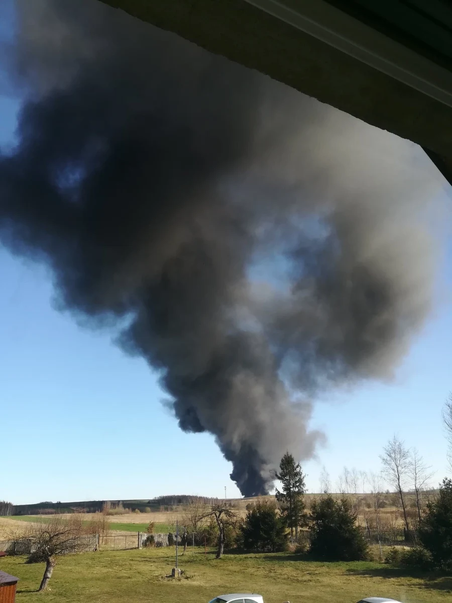 Groźny pożar w Mokrzeszu pod Częstochową. Pali się tam zakład, w którym przetwarzany jest plastik. Taką informację przed godziną 10 w poniedziałek dostaliśmy na Gorącą Linię RMF FM. 
