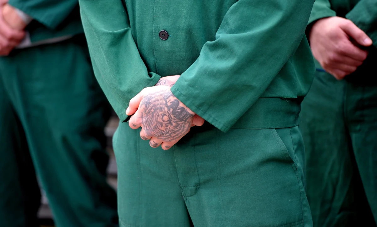 20 tysięcy więźniów może uniknąć pobytu w zakładzie karnym z powodu koronawirusa. Ministerstwo Sprawiedliwości przygotowało projekt ustawy o wypuszczeniu niektórych skazańców i objęciu ich dozorem elektronicznym.