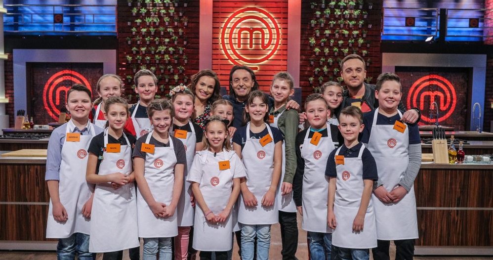 W kuchni MasterChefa w końcu pojawiła się finałowa czternastka! Kto z nich wygra i swoimi daniami zauroczy Anię Starmach, Michela Morona, Mateusza Gesslera i zaproszonych gości? Tego dowiemy się za kilkanaście tygodni. A już teraz wiemy, że piąty już tytuł MasterChefa Juniora 5 nie trafi w ręce: Karoliny i Mai. Dziewczyny nie poradziły sobie z ośmiornicą.