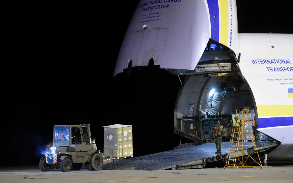 Można być pod wielkim wrażeniem tego, jak nasi południowi sąsiedzi przygotowują się do walki z koronawirusem. W ciągu ostatnich dni Czesi sprowadzili z Chin kilkanaście milionów masek dla mieszkańców i personelu medycznego oraz setki tysięcy szybkich testów do wykrywania koronawirusa. Planowane są kolejne transporty.