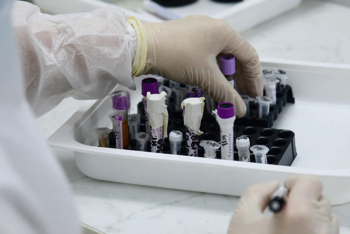 Zmarła osoba ze Szczyrku, która była zakażona koronawirusem. Poinformował w południe burmistrz tej miejscowości Antoni Byrdy, informację potwierdził resort zdrowia. 83-latek jest ósmą ofiarą śmiertelną koronawirusa w Polsce. Ministerstwo Zdrowia potwierdziło również 36 nowych przypadków zakażenia koronawirusem.