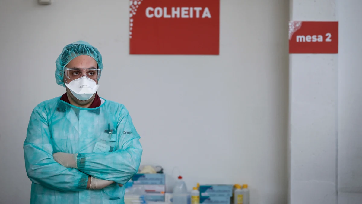 Nawet jedna trzecia osób zakażonych koronawirusem może być „cichymi nosicielami” patogenu – ocenił w poniedziałek dziennik „South China Morning Post” na podstawie utajnionych danych chińskiego rządu. Na świecie rosną obawy o infekcje od osób, które nie mają objawów.