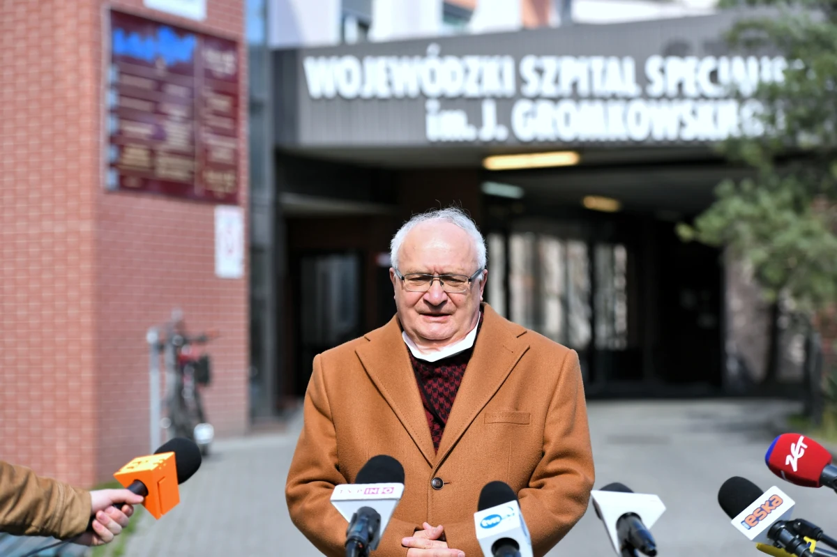 Nasza terapia pacjentów z COVID, to 33 leki mieszane w różnych sytuacjach. Stan żadnego z pacjentów leczonych w ten sposób, nie uległ pogorszeniu – poinformował dziennikarzy ordynator oddziału zakaźnego Wojewódzkiego Szpitala Specjalistycznego we Wrocławiu prof. Krzysztof Simon.