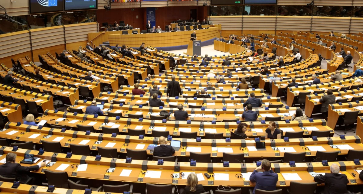 40-letni pracownik Parlamentu Europejskiego zmarł po zakażeniu koronawirusem. To pierwszy zgon w wyniku pandemii w instytucjach europejskich - podała agencja AFP. 