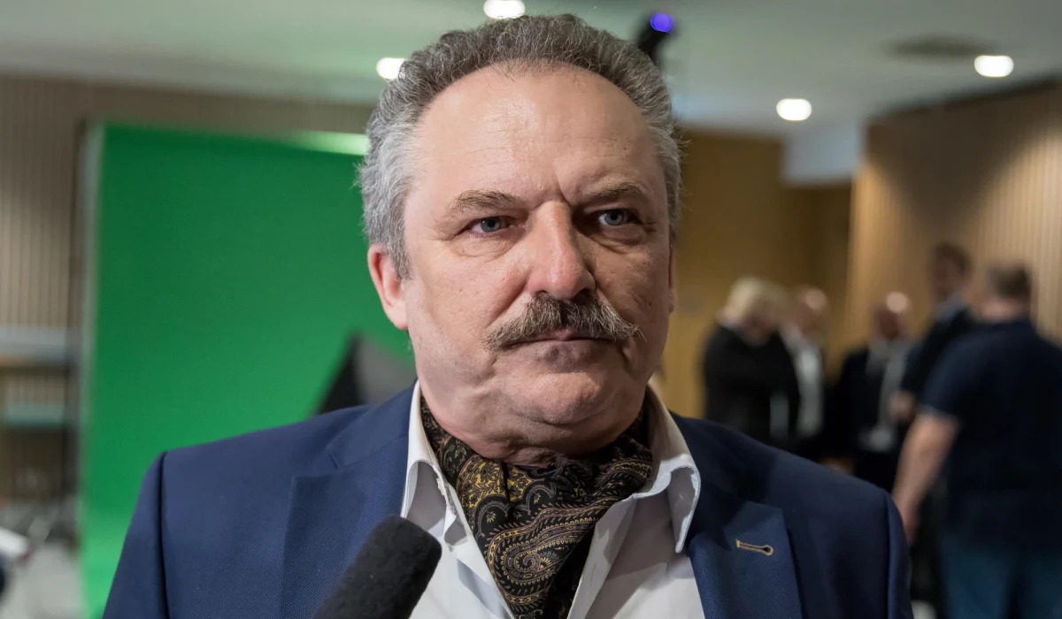 Były poseł Marek Jakubiak, związany ze środowiskami narodowymi, zebrał blisko 150 tys. podpisów pod swoją kandydaturą w wyborach prezydenckich. Pojutrze przekaże je Państwowej Komisji Wyborczej. Jeśli podpisy zostaną pozytywnie zweryfikowane, to biznesmen dołączy do wyścigu o Pałac Prezydencki. 