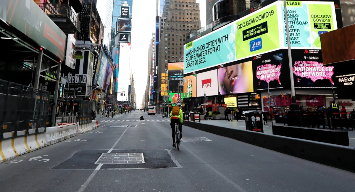 Wyższe temperatury w połączeniu z agresywnymi restrykcjami mogą ograniczyć pandemię, jednak nie oznacza to, że koronawirus nie wróci - ostrzegają cytowani przez dziennik "New York Times" eksperci. 