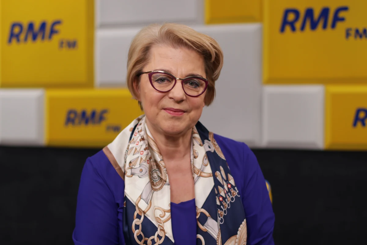 „Apele lekarzy „nie kłam medyka” wciąż są potrzebne. Dostajemy masę wiadomości o tym, że pacjenci kłamią, rodziny oszukują” – mówiła w Popołudniowe rozmowie w RMF FM Zofia Małas – prezes Naczelnej Rady Pielęgniarek i Położnych. „Mówcie państwo prawdę, nikt nie zostanie bez pomocy. Pielęgniarka przyjdzie przygotowana. A kiedy wejdzie do domu, gdzie jest osoba poddawana kwarantannie i nie będzie na to przygotowana, ona sama musi zostać poddana takiej kwarantannie” – apelowała.