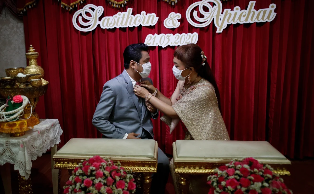 Pandemia koronawirusa przyspiesza, ale "możemy zmienić jej trajektorię" - oświadczył dyrektor generalny Światowej Organizacji Zdrowia (WHO) Tedros Adhanom Ghebreyesus, dodając, że przypadki zakażeń są zgłaszane w prawie każdym kraju na świecie. 