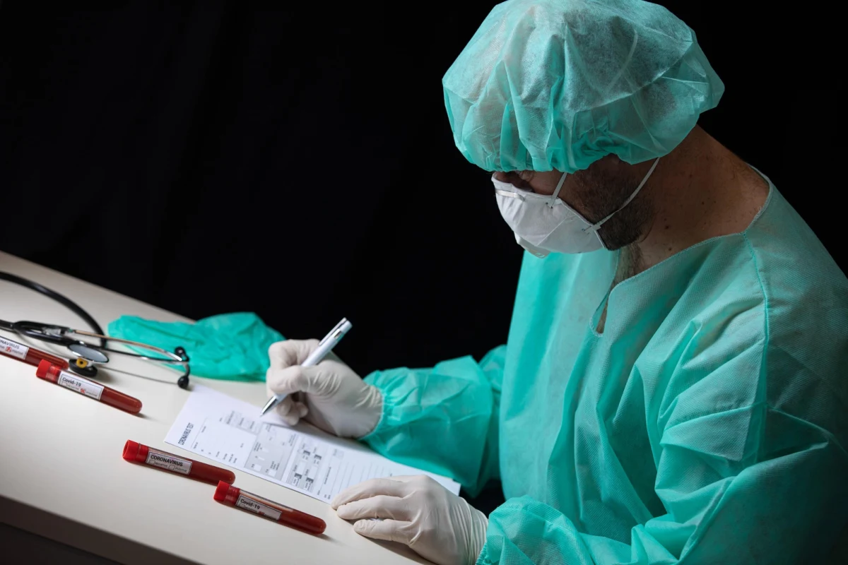 "Wprowadzenie stanu epidemii daje taką możliwość ministrowi zdrowia, ale w tej chwili nie ma takich prac, nie ma takiej potrzeby, żeby wydzielać pewne strefy w naszym kraju" – stwierdził w rozmowie z TVP Info wiceminister zdrowia Waldemar Kraska. Jak dodał, w tej chwili liczba przypadków koronawirusa w Polsce nie jest tak wysoka jak wcześniej prognozowano. "Miejmy nadzieję, że ten trend się utrzyma, dwa najbliższe tygodnie będą kluczowe" - podkreślił.