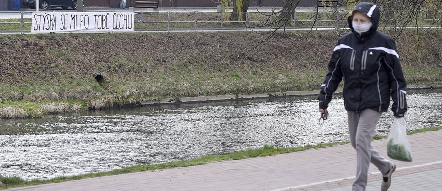 Rząd Czech zdecydował o przedłużeniu do 1 kwietnia ograniczeń związanych z opuszczaniem miejsc zamieszkania, zamknięciu barów, restauracji, szkół i w funkcjonowaniu niektórych sklepów oraz służb. Pierwotnie restrykcje wdrożone w ramach walki z koronawirusem miały obowiązywać do wtorku.