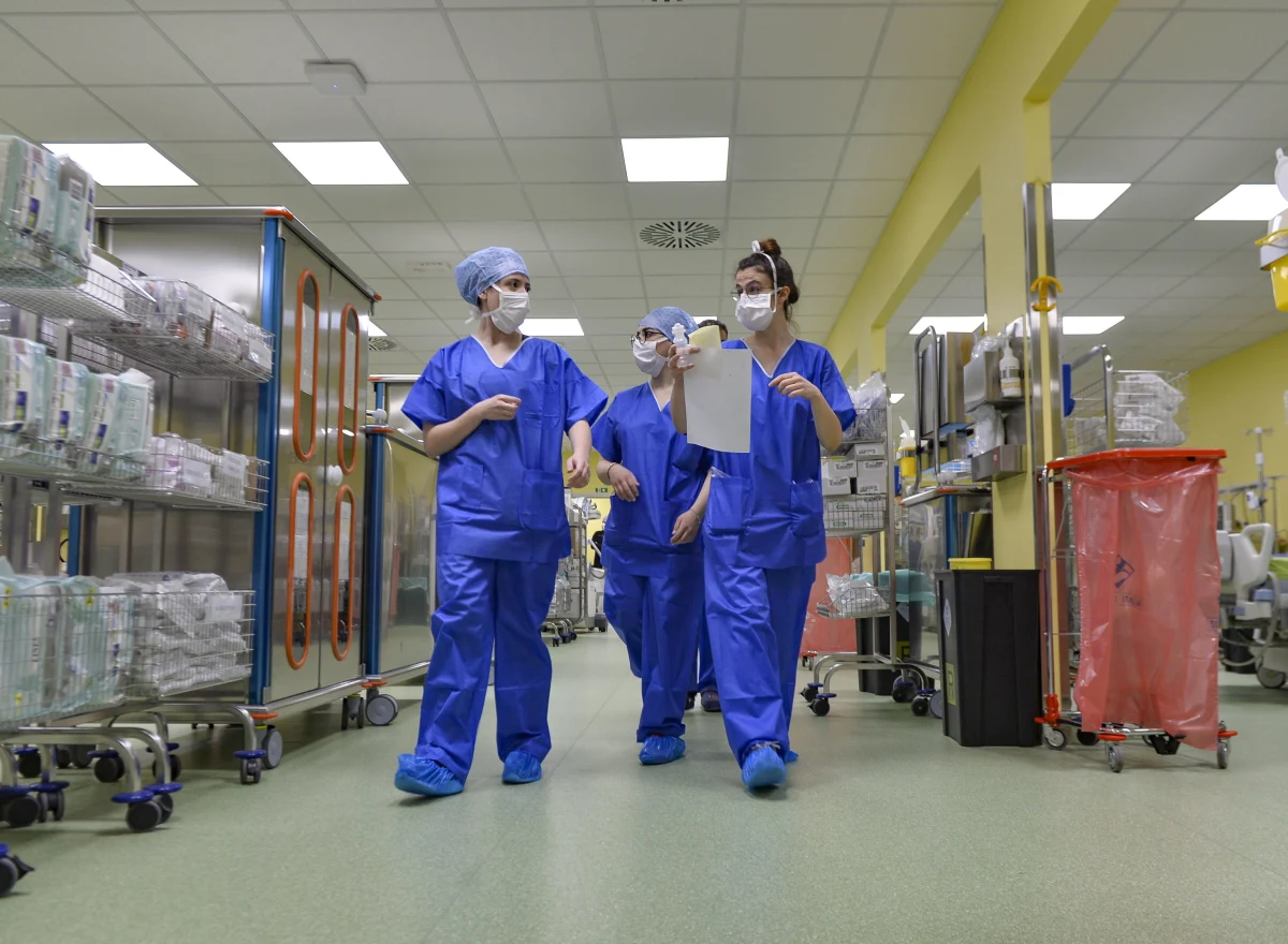 Zakażony koronawirusem 72-letni ksiądz Giuseppe Berardelli zmarł w szpitalu po tym, gdy zrezygnował z respiratora chcąc, by podłączyć do niego kogoś młodszego. Historię kapłana opisują włoskie media. Nazywają jego gest "chrześcijańskim heroizmem".