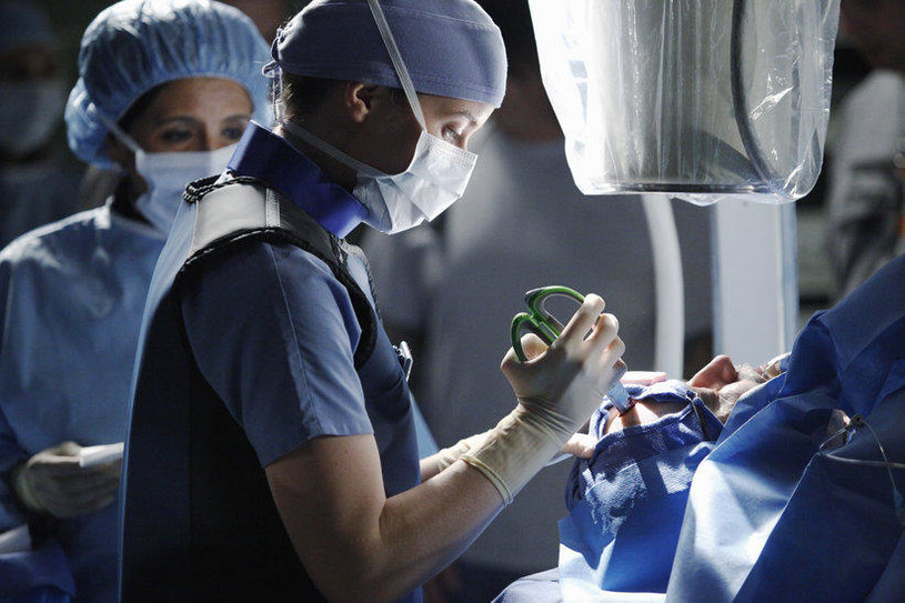 Producentka serialu "Chirurdzy" Krista Vernoff zapowiedziała we wtorek, 21 lipca, że dr Meredith Grey i jej współpracownicy będą musieli w kolejnych odcinkach zmierzyć się z koronawirusem i jego konsekwencjami dla pacjentów szpitala w Seattle.