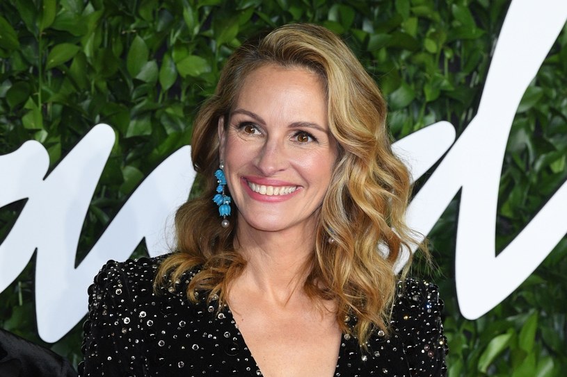 Aktorka Julia Roberts zachwyciła publiczność po raz kolejny! Tym razem za sprawą śmiałej stylizacji na czerwonym dywanie podczas 75. międzynarodowego festiwalu filmowego w Cannes. Uśmiechnięta aktorka zapozowała przed obiektywami fotoreporterów w olśniewającej kreacji!