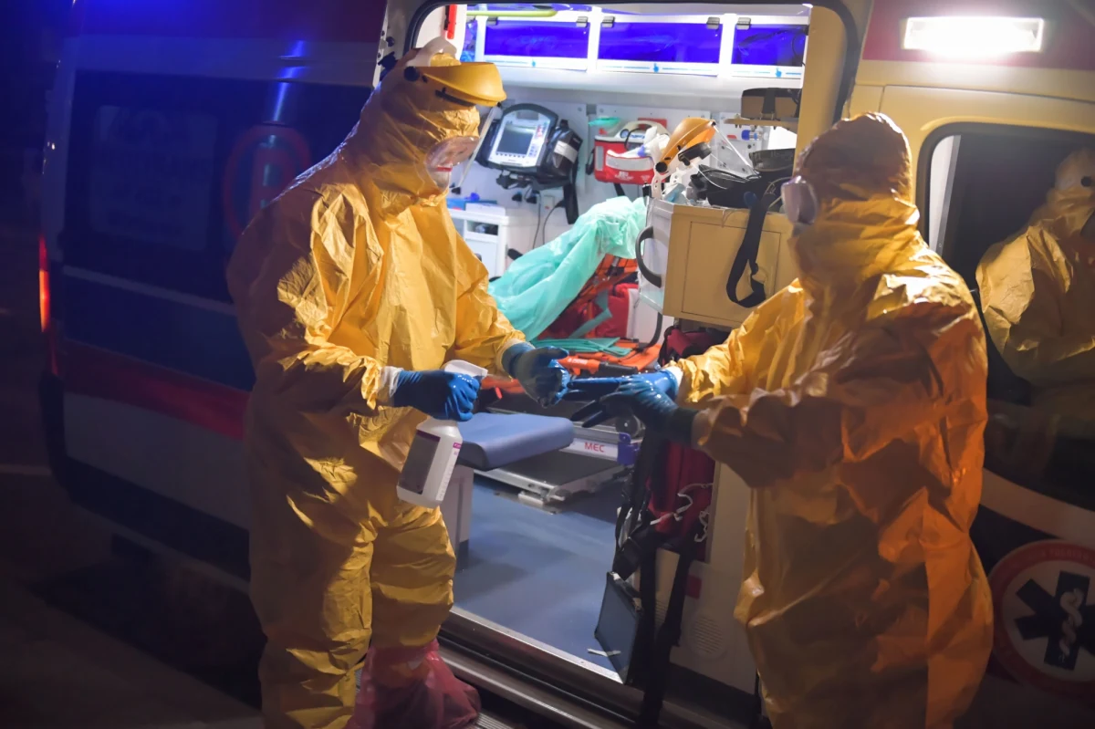 "Respirator ostatniej szansy", czyli sprzęt wspomagający oddychanie, zaprojektowali inżynierowie jednej z krakowskich firm. Zastrzegają, że nie zastąpi on profesjonalnego urządzenia - może być jednak pomocny w krajach, w których sytuacja w służbie zdrowia jest trudna.
