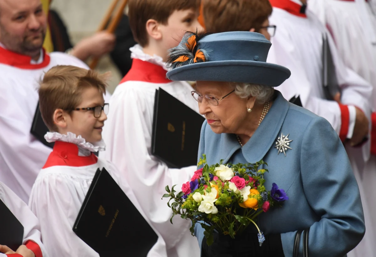 Brytyjska rodzina królewska jeszcze nigdy nie była tak rozdzielona, jak teraz w czasie walki z koronawirusem - pisze dziennik "Daily Mail". Królowa Elżbieta II z mężem księciem Filipem poddali się izolacji. Są na zamku w Windsorze z kilkoma najbliższymi pracownikami i oglądają telewizję. Jej syn - książę Karol  z żoną Kamilą zamieszkał w Birkhall w Szkocji, a wnuk monarchini - książę William z księżną Kate i dziećmi wyjechał do Norfolk.