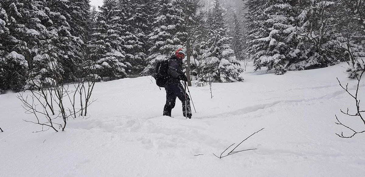 Słowaccy ratownicy mają nie lada problem. 53-letni mężczyzna, który miał być na kwarantannie, poszedł w góry i zginął. Teraz nie wiadomo, jak przetransportować jego ciało. 