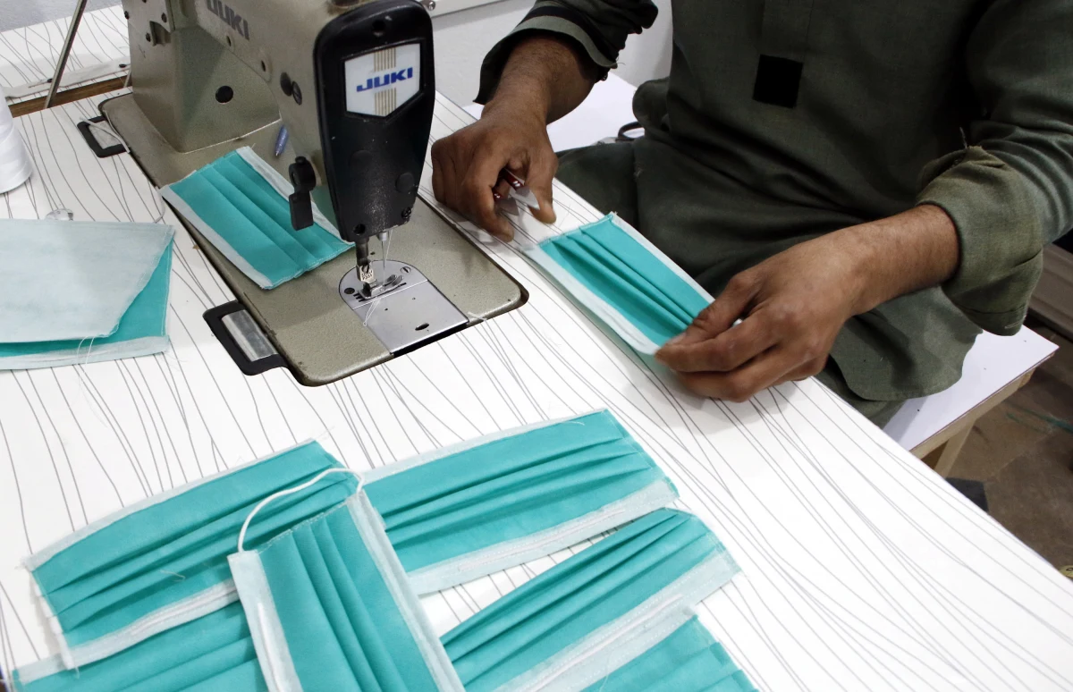 Polskim lekarzom i pielęgniarkom brakuje podstawowych środków do ochrony przed wirusem, a nas przekonuje się, że maska raczej szkodzi niż pomaga. Do Czech docierają w tym czasie transporty z milionami sztuk maseczek. Transporty z Chin oczywiście. W dobie epidemii przytłaczająca większość masek powstaje właśnie tam. Kto zaskarbi sobie łaskę Chińczyków może liczyć na dostawy.