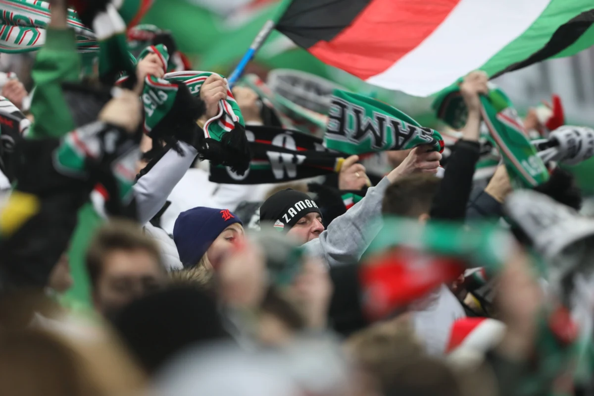 Rewolucyjny pomysł na powrót piłkarzy na boisko ma prezes Rakowa Częstochowa Michał Świerczewski. Ekstraklasa miałaby wrócić do gry po tym, jak piłkarze przejdą kwarantannę, a później zostaną poddani testom na obecność koronawirusa. Wszystkie drużyny zamieszkałyby w izolacji w kilku hotelach.