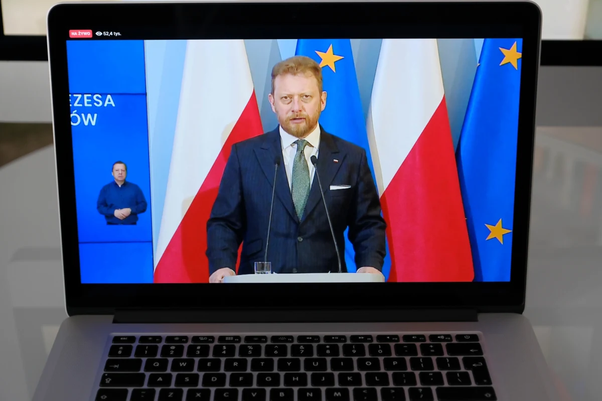 Nowe zasady ograniczające przemieszczanie się i zgromadzenia dotyczą również obrzędów liturgicznych, m.in. mszy świętych, pogrzebów czy ślubów - będzie w nich mogło uczestniczyć najwyżej pięć osób - poinformował minister zdrowia Łukasz Szumowski.