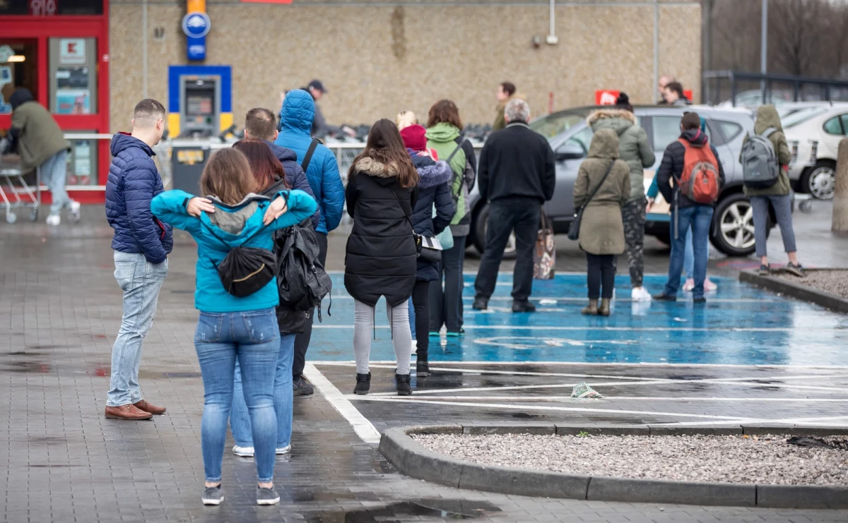 ​Ograniczenia w przemieszczaniu się, mniejsze tłoki w komunikacji miejskiej, a także nabożeństwa, w których uczestniczy minimalna liczba wiernych - to jedne z kilku ograniczeń, jakie od jutra wprowadza rząd w celu zwalczania pandemii koronawirusa.