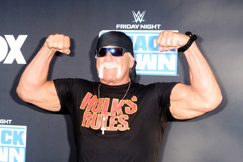 Gwiazda wrestlingu i ekranu Hulk Hogan w ramach porozumienia sądowego otrzyma 110 mln dolarów odszkodowania od Cox Radio, stacji, która weszła w posiadanie nagrania, na którym sportowiec jest w intymnej sytuacji z żoną najlepszego przyjaciela. Wcześniej zasądzono, że od portalu Gawker, który opublikował jego sekstaśmę, otrzyma 140 mln.