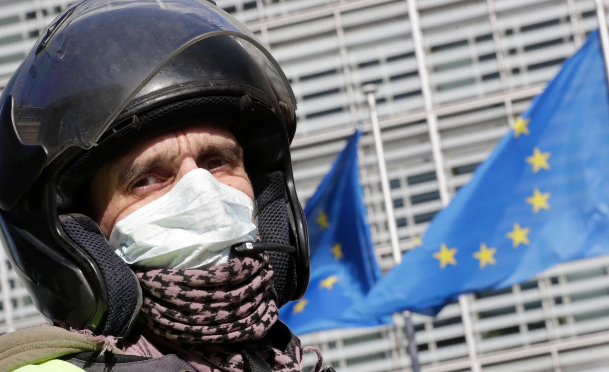 Komisja Europejska zgodziła się na dopłaty z unijnych pieniędzy Europejskiego Funduszu Społecznego do wynagrodzeń dla polskich pracowników firm, które ucierpiały z powodu koronawirusa - ustaliła nasza dziennikarka Katarzyna Szymańska- Borginon. "Udało nam się wynegocjować z Komisją Europejską odpowiednie wsparcie" - potwierdziła w rozmowie z naszą dziennikarką minister funduszy i polityki regionalnej Małgorzata Jarosińska-Jedynak.