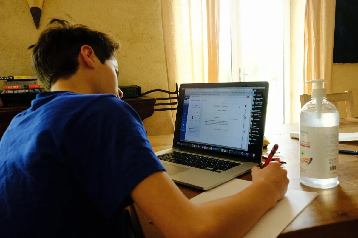 Związek Nauczycielstwa Polskiego apeluje do premiera Mateusza Morawieckiego o udostępnienie darmowego internetu do zdalnego nauczania uczniom i nauczycielom. "Z powodu koronawirusa polska szkoła w ciągu tygodnia przeniosła się z klas do internetu. To była pierwsza lekcja zdalnego kształcenia na dużą skalę dla nas wszystkich – uczniów i nauczycieli, a także rodziców. Mogła się ona wydarzyć tylko dzięki kreatywności nauczycieli i zaangażowaniu rodziców, mimo że zostaliśmy pozostawieni sami sobie" - napisał szef ZNP Sławomir Broniarz. 