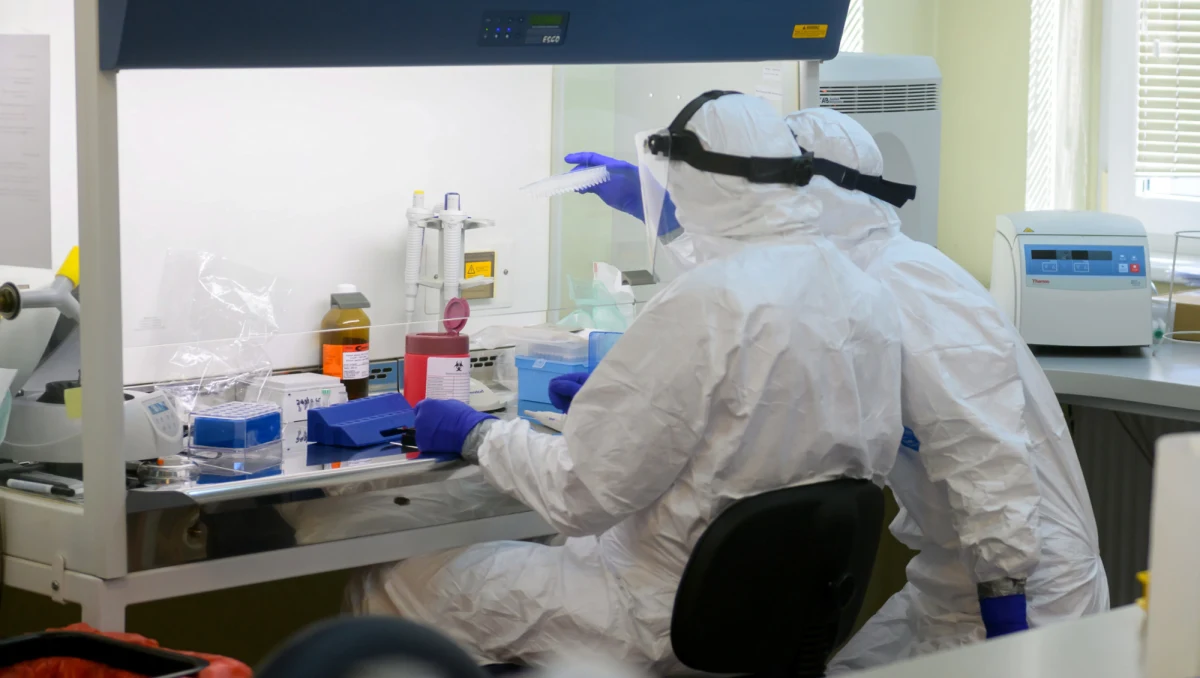 Maseczek, strojów ochronnych, czy przyłbic medycznych będzie jeszcze brakować przez dłuższy czas. "Większość producentów tego sprzętu znajduje się w Chinach" - mówi RMF FM prezes Ogólnopolskiej Izby Gospodarczej Wyrobów Medycznych Robert Rusak.