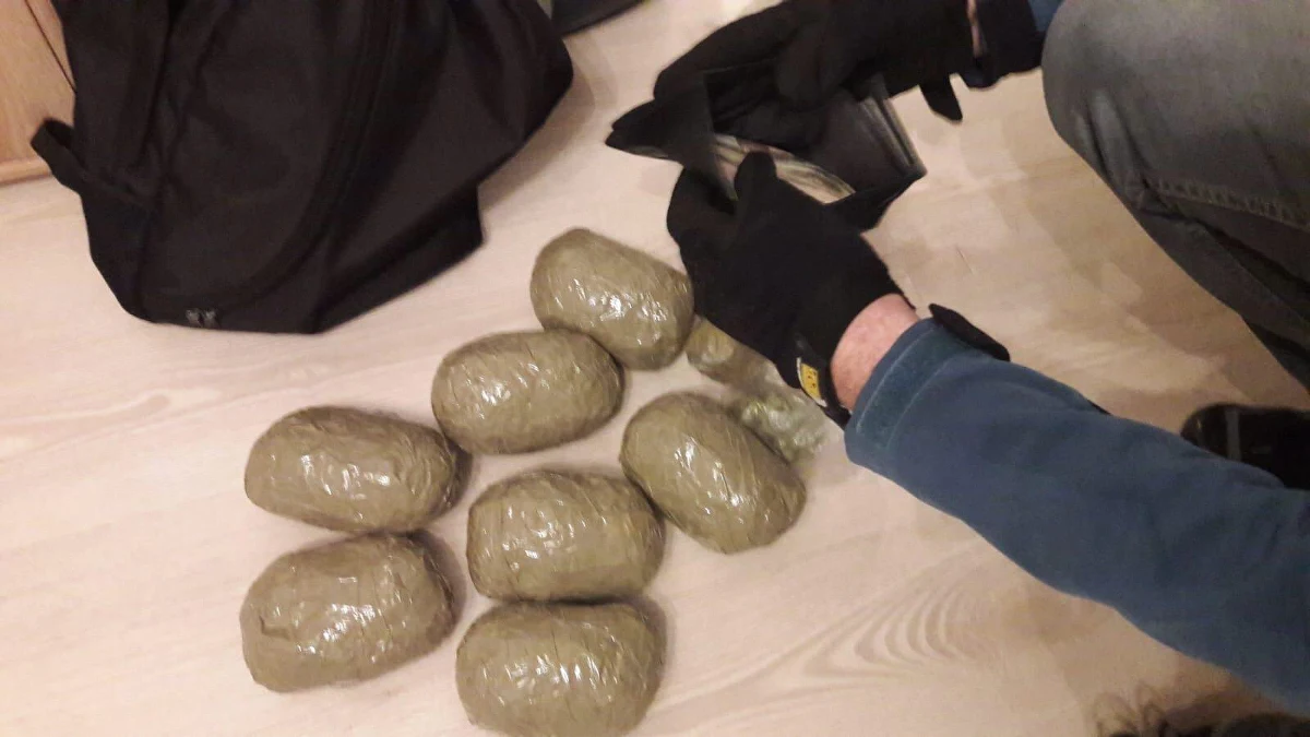 33-letni mieszkaniec Konina (woj. wielkopolskie) posiadał w mieszkaniu ponad 800 gramów narkotyków. Policjanci zatrzymali mężczyznę w czasie kontroli klatki schodowej - ubrany był tylko w bieliznę, trzymał wagę elektroniczną i woreczek z narkotykami.
