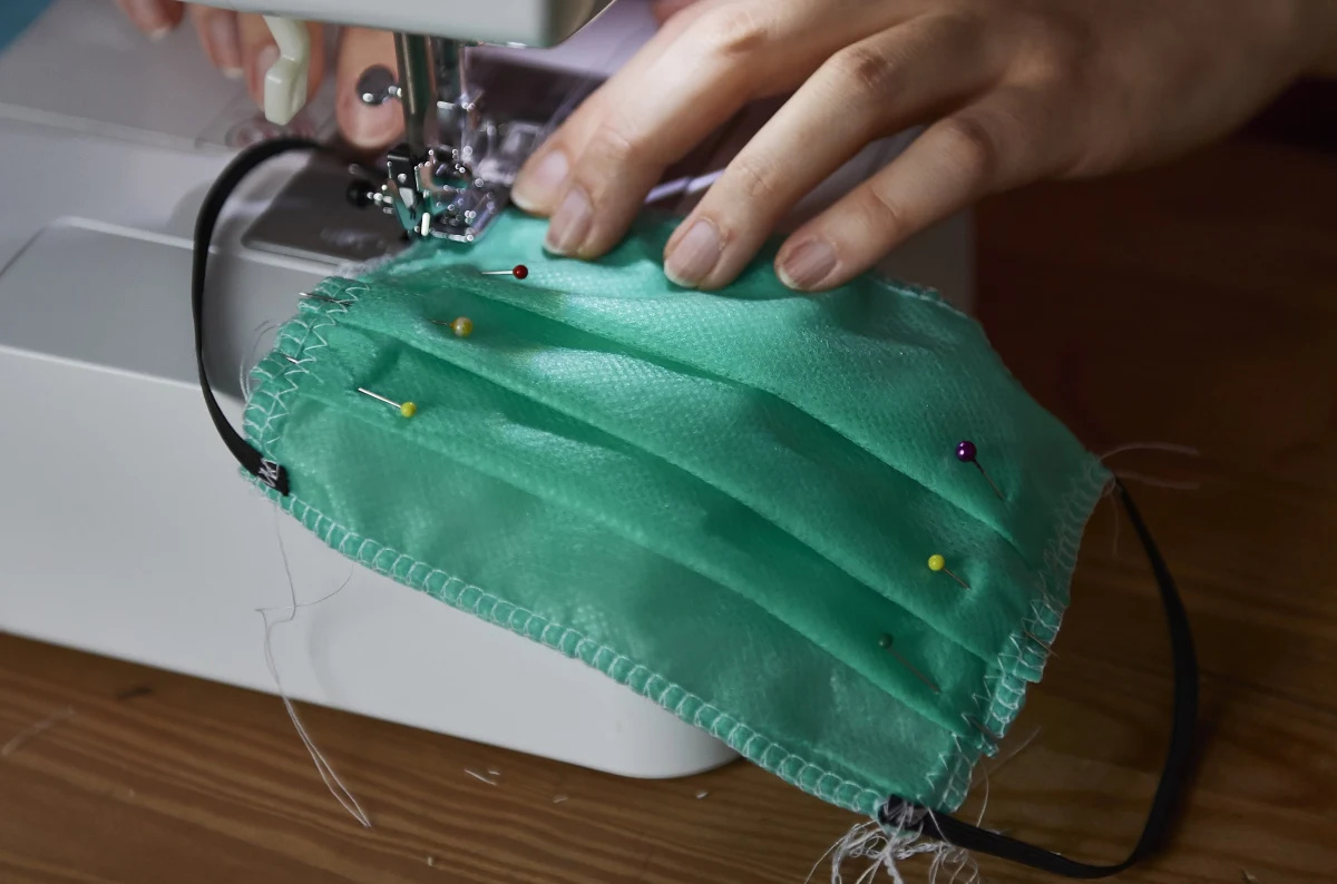 Maski, rękawiczki, gogle, osłony twarzy i kombinezony trafią wkrótce do państw UE. Komisja Europejska poinformowała, że dostała oferty w organizowanym przez siebie unijnym przetargu na sprzęt ochronny. Polska nie będzie mogła skorzystać, bo za późno dołączyła do mechanizmu zakupów. 