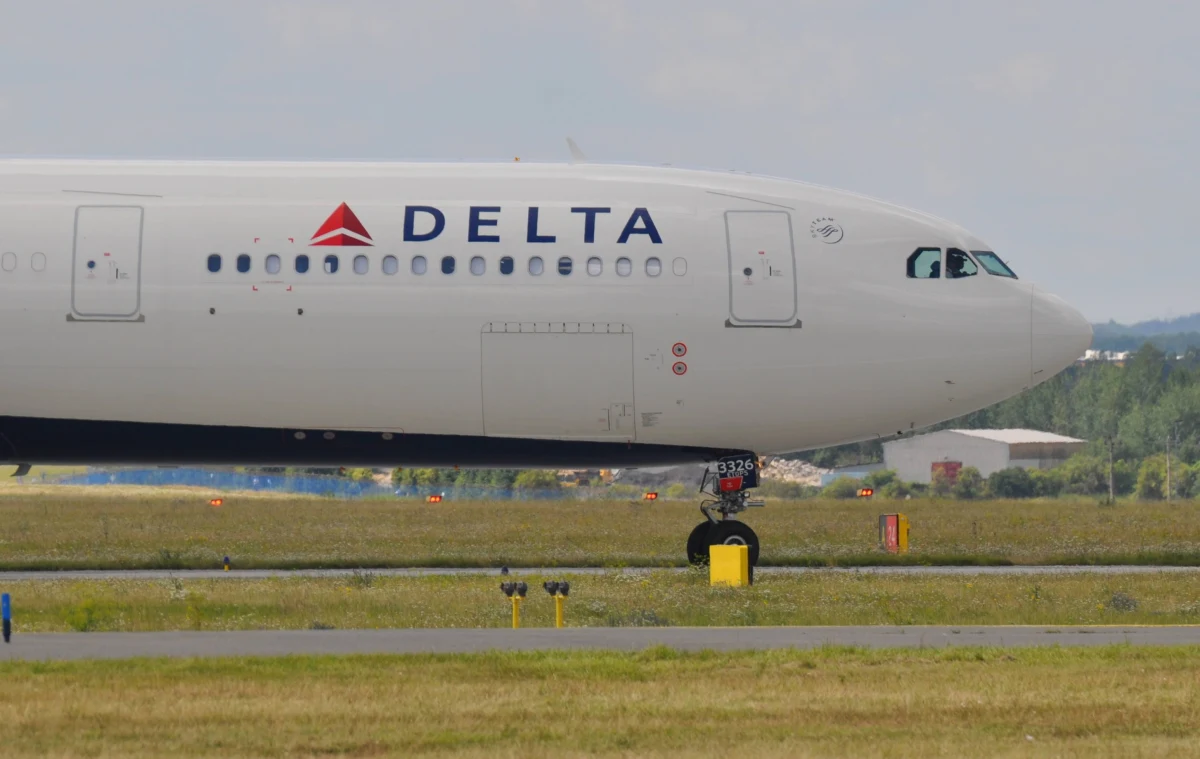 Liniom lotniczym w USA coraz mniej opłaca się utrzymywać jakiekolwiek połączenia i skłaniają się do całkowitego wstrzymania lotów. Czekają jednak na decyzje rządu, licząc na lepszą pozycję negocjacyjną w sprawie pomocy finansowej - pisze "Wall Street Journal".