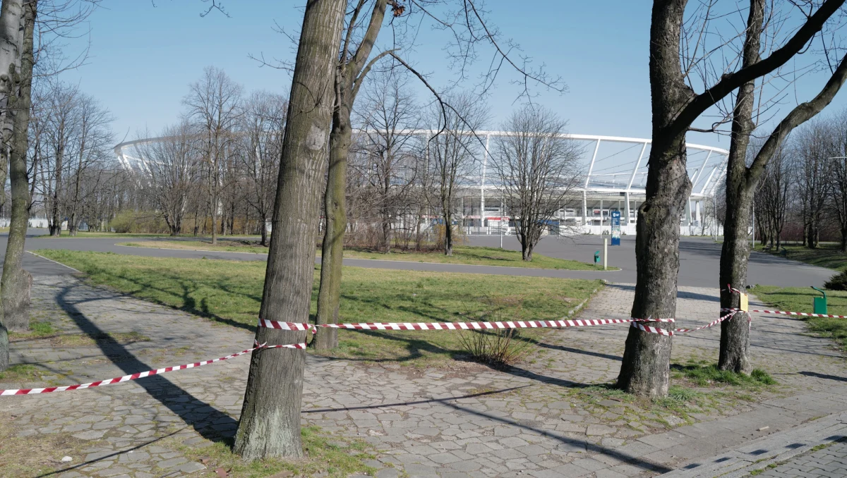 Większość Polaków bardzo dobrze ocenia ograniczenia wprowadzone przez władze w związku z epidemią koronawirusa. Jak dowodzi najnowszy sondaż United Surveys, przeprowadzony na zlecenie "Dziennika Gazety Prawnej" i RMF FM, nie tylko dobrze oceniamy już wprowadzone środki, ale samodzielnie ograniczyliśmy swoje kontakty osobiste, żeby zmniejszyć ryzyko.