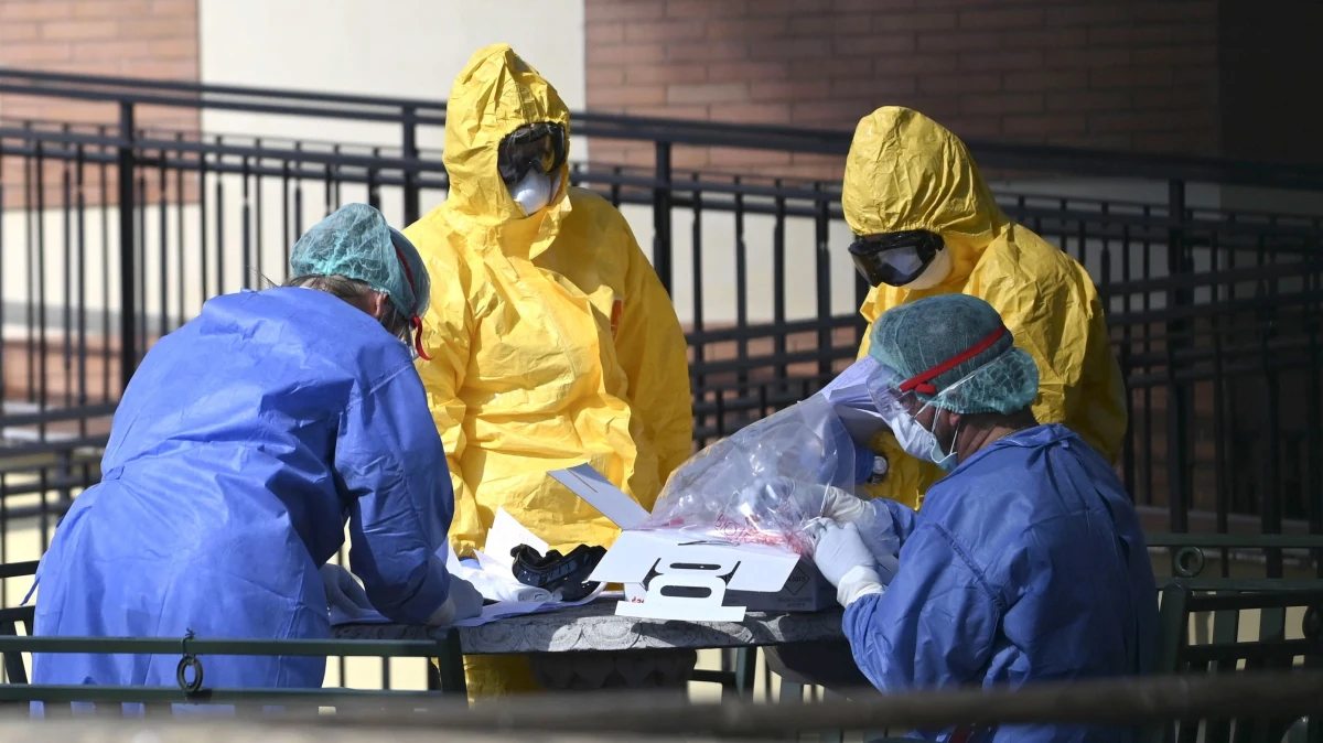 ​W ciągu minionej doby we Włoszech zmarły 743 osoby zakażone koronawirusem - podała Obrona Cywilna. Choć przez dwa dni liczba zgonów spadała, to dzisiaj ponownie wystrzeliła do góry. Łączy bilans zmarłych w wyniku zakażenia wzrosła tym samym do 6820.