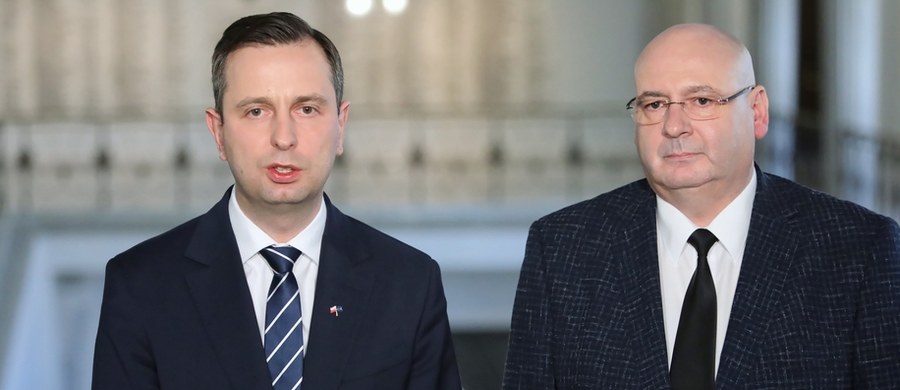 "Ogarnijcie się - to mówię do rządzących - koniec tego PR-u, tego lansowania się" – zaapelował lider Polskiego Stronnictwa Ludowego i kandydat tej partii na prezydenta Władysław Kosiniak-Kamysz. "Jak naprawdę będziecie wykorzystywać do kampanii koronawirusa, to przegra Polska. My zrobimy wszystko, żeby do tego nie dopuścić" – zapowiedział. 