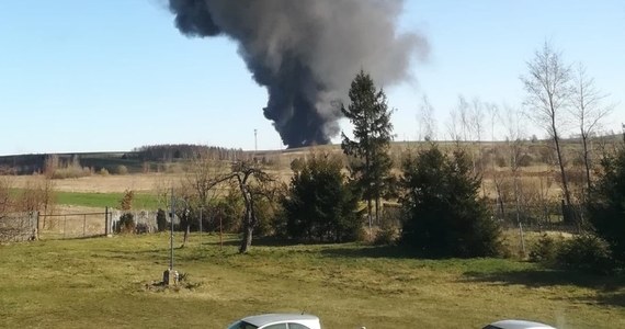 ​1,2 mln zł strat - tak wstępnie strażacy szacują skutki poniedziałkowego pożaru w Mokrzeszu w Śląskiem. Walka z ogniem trwała ponad 13 godzin.