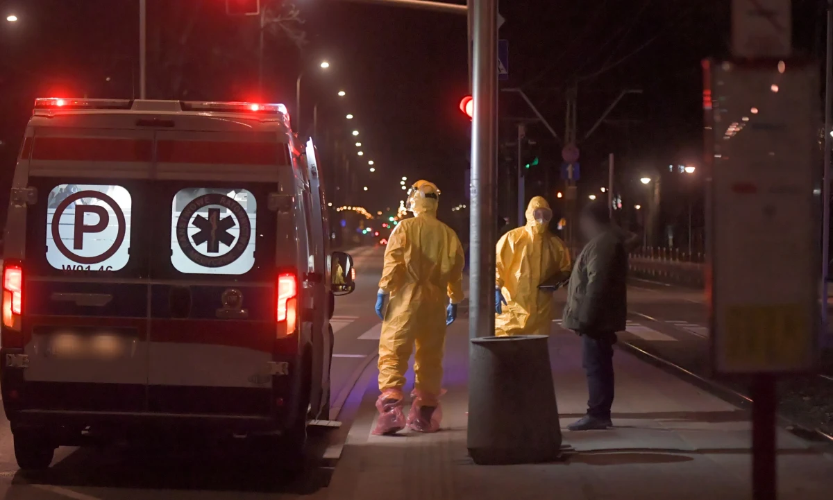 W Koninie w Wielkopolsce odkryto zwłoki 49-letniej kobiety, która w niedzielę wróciła z Niemiec, jednak nie była poddana obowiązkowej kwarantannie. Śledczy wykluczyli udział osób trzecich w jej śmierci. O sprawie poinformowano sanepid.