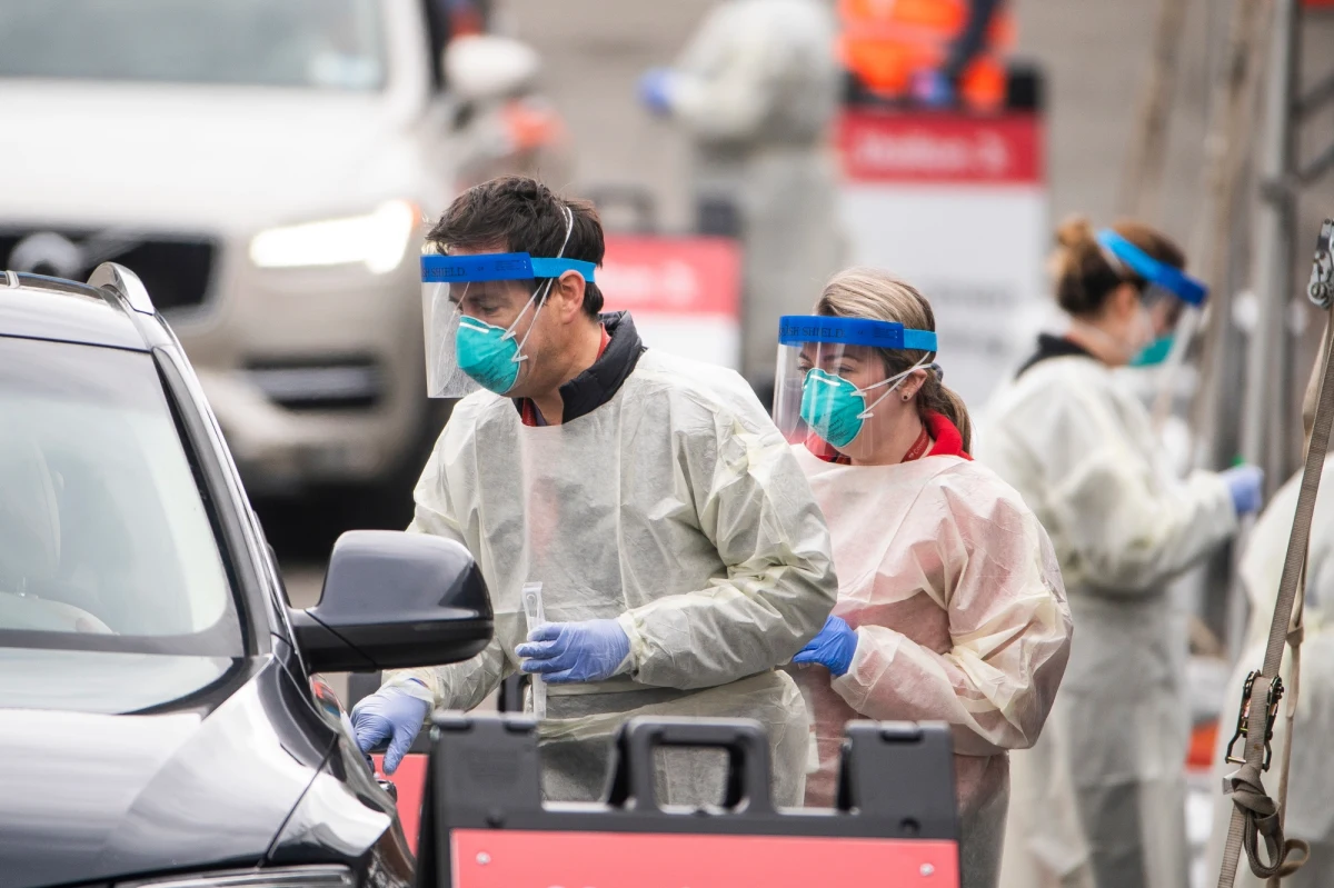 Światowa Organizacja Zdrowia (WHO) podała we wtorek, że ze względu na szybkie rozprzestrzenianie się koronawirusa w tym kraju, USA mogą szybko stać się epicentrum pandemii.