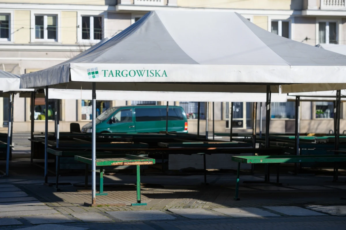 Na popularnych targowiskach w kilku dzielnicach Poznania pracowały dziś tylko nieliczne stragany. Część sprzedawców nie przyszła do pracy po ogłoszonym przez władze miasta zamykaniu rynków i ryneczków. Decyzję w tej sprawie dot. całego regionu wydał w poniedziałek Wojewódzki Inspektor Sanitarny, nakładając jednocześnie reżim natychmiastowej wykonalności. "Co ja mam zrobić z towarem? Przecież to wszystko mi się teraz zmarnuje"  - pytają sprzedawcy. 