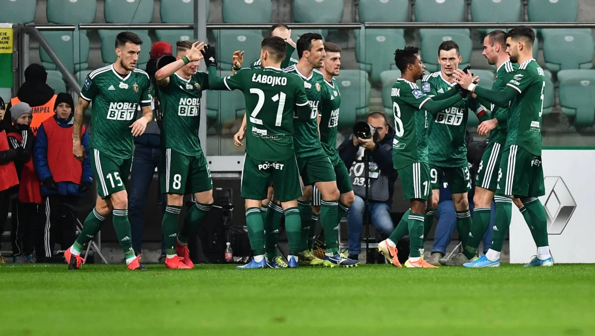 Piłkarski Śląsk Wrocław, występujący w ekstraklasie, poinformował, że w związku z pandemią koronawirusa częściowo zostaną zmniejszone wynagrodzenia zawodników. Klub z Dolnego Śląska jest pierwszym w Polsce, którego gracze zgodzili się na taki krok.