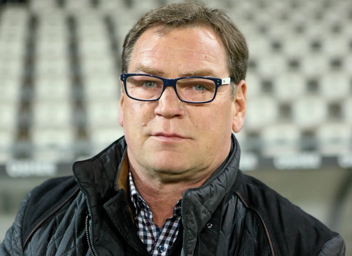 Koszarowanie piłkarzy i rozgrywanie meczów przy pustych trybunach – to głośny pomysł na dokończenie sezonu Ekstraklasy, który zaproponował prezes Rakowa Częstochowa Michał Świerczewski. Ekstraklasa S.A. usłyszy o tym pomyśle jutro – podczas wideokonferencji. Jednak już teraz słychać głosy, że taki plan być może jest ambitny, ale niewykonalny albo nawet szalony. O różnych scenariuszach, jakie czekają polski futbol po opanowaniu epidemii koronawirusa z trenerem piłkarskim Janem Urbanem rozmawiał dziennikarz RMF FM Paweł Pawłowski.