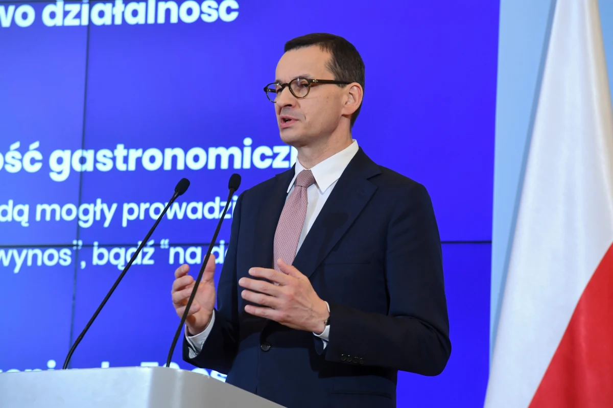 Wraz z członkami gospodarczego sztabu kryzysowego zrobię wszystko, by jak najłagodniej przeprowadzić Polskę przez czas perturbacji ekonomicznych i zminimalizować wpływ pandemii na życie milionów polskich rodzin - zapewnił na Facebooku premier Mateusz Morawiecki po zakończeniu posiedzenia sztabu.