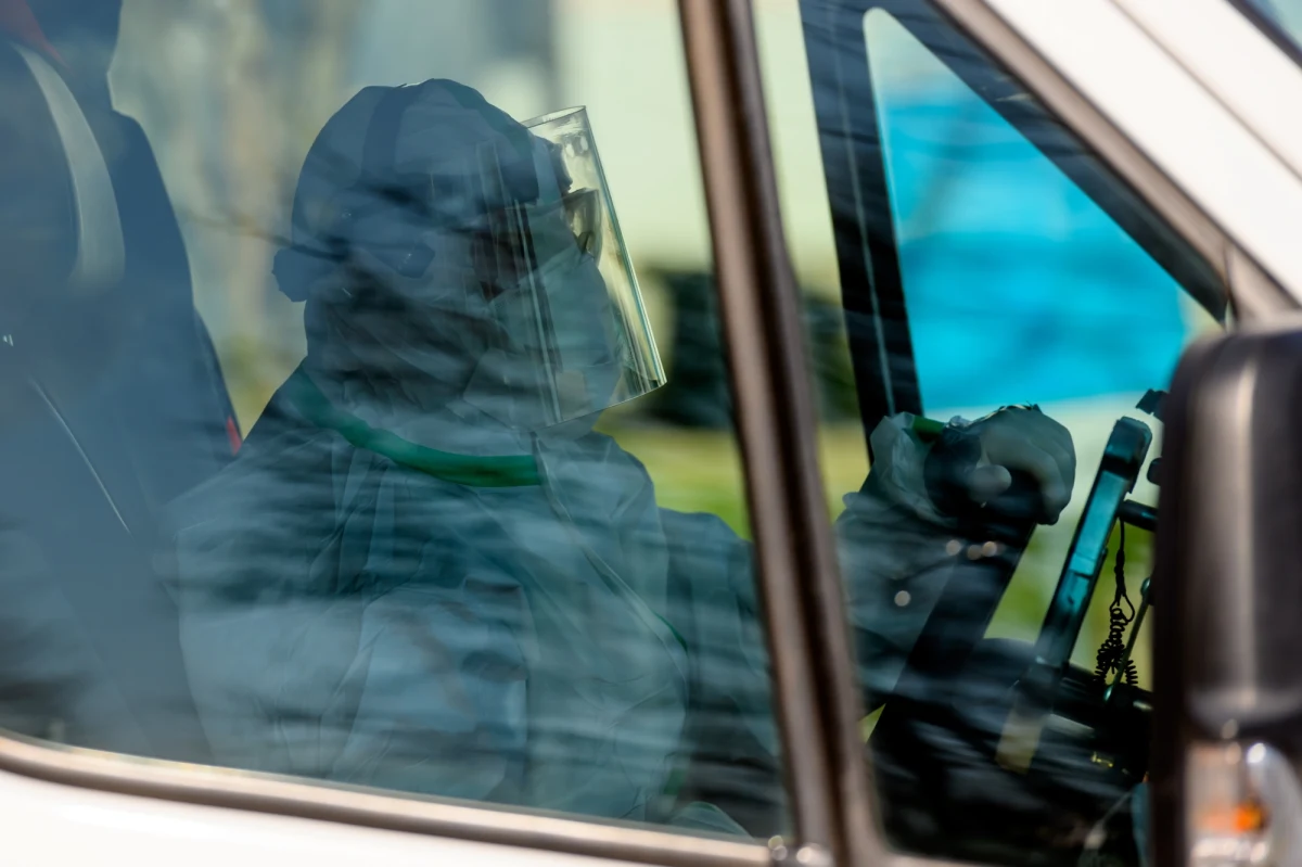 Wzrósł bilans ofiar śmiertelnych koronawirusa w Polsce. We wrocławskim szpitalu zakaźnym przy ul. Koszarowej zmarło dwóch mężczyzn - w wieku 41 i 71 lat. Obaj mieli choroby towarzyszące.