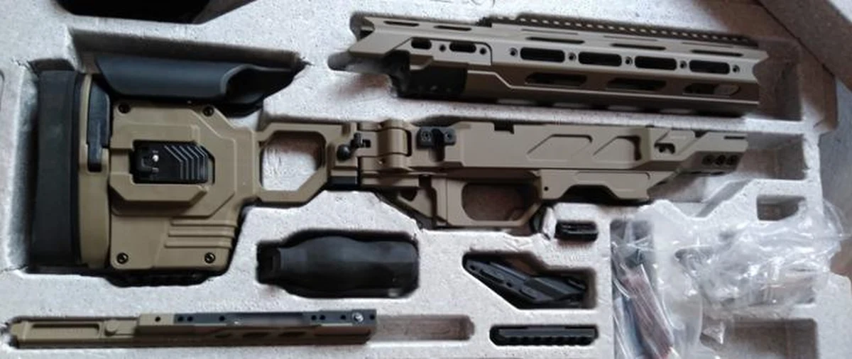 Funkcjonariusze śląskiej Krajowej Administracji Skarbowej (KAS) wykryli profesjonalny zestaw do karabinu snajperskiego w paczce wysłanej ze Stanów Zjednoczonych. W deklaracji celnej napisano, że znajduje się w niej sprzęt sportowy.
