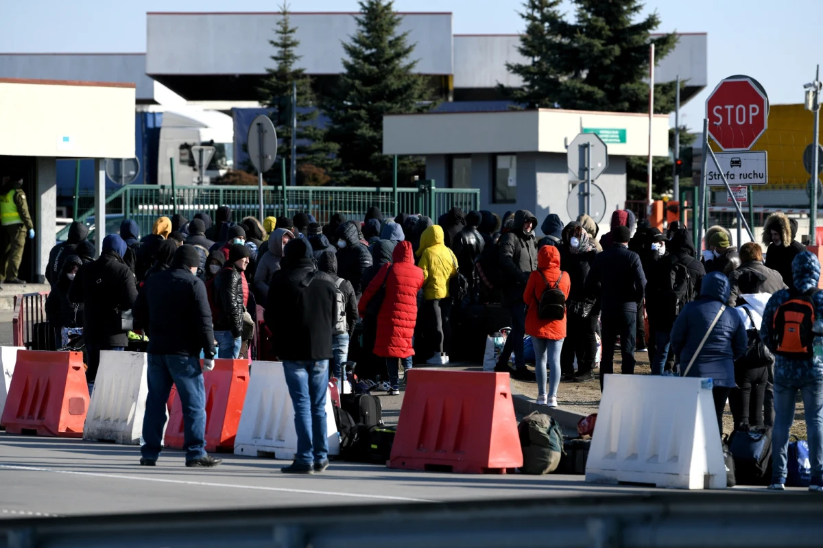 To koniec swobodnego przekraczania granicy przez osoby pracujące po jej drugiej stronie. Od piątku wchodzą w życie nowe regulacje. Także osoby przekraczające polską granicę w drodze do pracy będą musiały przechodzić 14-dniową kwarantannę. O zmianach poinformowało Ministerstwo Spraw Wewnętrznych i Administracji.