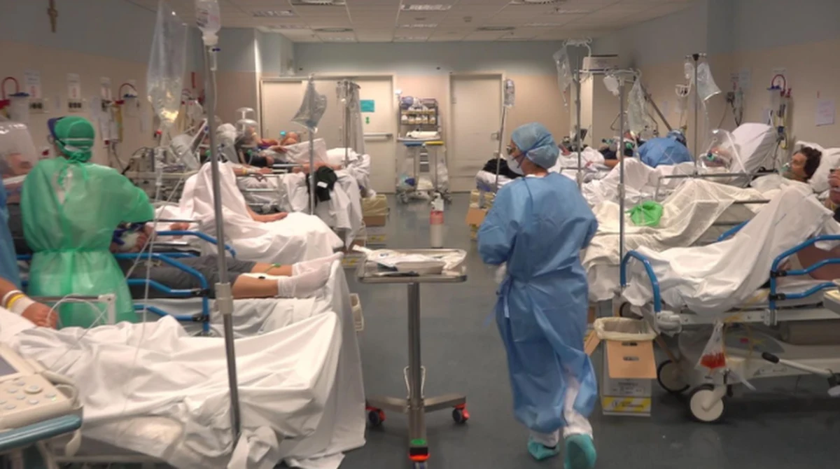 Personel medyczny szpitala we włoskim Bergamo chce, by cały świat zobaczył, jak wyglądają realia w ich klinice w dobie pandemii koronawirusa. "To przerażające" – napisał brytyjski dziennikarz Stuart Ramsey, któremu pozwolono wejść do środka, by opisał światu katastrofalną sytuację. Przesłanie włoskich lekarzy jest jedno - ostrzec kolegów na całym świecie przed tym, co nadchodzi.