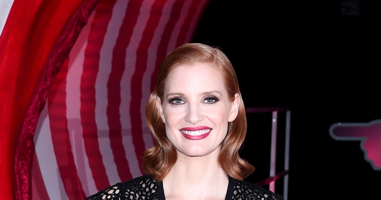 Jessica Chastain pokazała na Instagramie psa, którego w marcu znalazła na pustyni w Maroku ekipa filmu "The Forgiven". "Miała spuchnięty żołądek" - napisała aktorka. Dziś Bizou Bizou ma nowy dom, jest zdrowa i szczęśliwa.