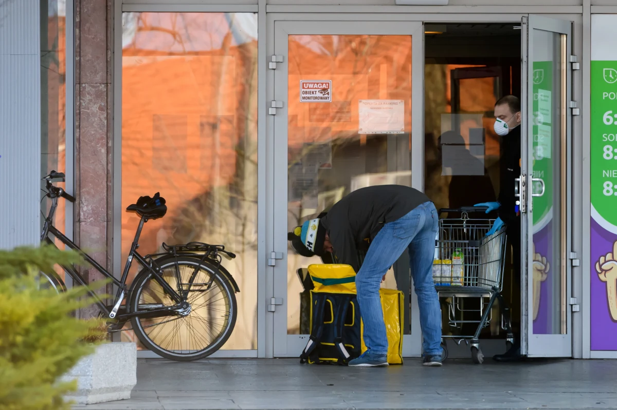 W Polsce obowiązują nadzwyczajne ograniczenia w przemieszczaniu się. Wychodzić można tylko w określonych sytuacjach m.in. do pracy, sklepu czy do apteki. Wyjątkiem jest także - jak czytamy w rozporządzeniu - "zaspokajanie niezbędnych potrzeb związanych z bieżącymi sprawami życia codziennego". Dostaliśmy od Was bardzo dużo sygnałów z pytaniami "co to znaczy". Na część z nich odpowiadał nasz dziennikarz ekonomiczny Krzysztof Berenda, na niektóre wiceminister zdrowia Janusz Cieszyński. 